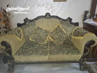  3 طقمين كنب زان بحاله ممتازه وطقم سفره مع ملحقاتها للبيع