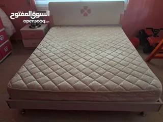  2 تخت للبيع مع فرشة زمبركية