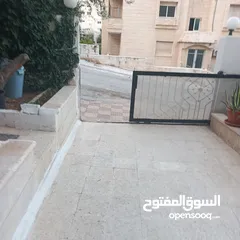  2 شقه فارغه للايجار شارع الجامعة الاجره شهريه 180