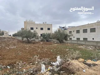  4 للبيع قطعة ارض صخرية بموقع مميز محاطه بفلل مساحه 683 متر واجه جنوبيه 22 متر الحصن دبات ابو النصر