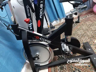  5 دارجه تمارين ثابته (spinning bike)مخصصة للتمارين الرياضية المنزلية. شبه جديده ونظيفة..