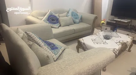  2 3 كنب بحاله ممتازه مع طاولة قهوة كبيرة 3 sofas in excellent condition