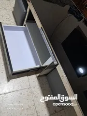  2 طاولة وسط زجاج سيكوريت معها مقاعد تنين سكني للبيع