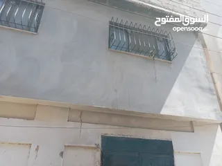  1 منزل مكون من طابقين مع سطح مساحة كل طابق 125 م  كل طابق مكون من 3 غرف مع صالون وحمام في مخيم عسكر