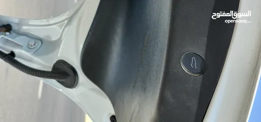  11 Tesla Model 3 Standerd Plus 2022 ابيض وداخليه ابيض جمرك جديد شهر 12‎ بسعر 20 الف بدون الرقم