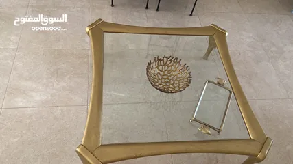  1 طاولة وسط كبيره باللون الذهبي