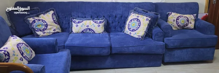  1 طقم كنب ازرق اللون الخشب ممتاز و الفرش 3 مقاعد كبار و 3 مفرد بسعر