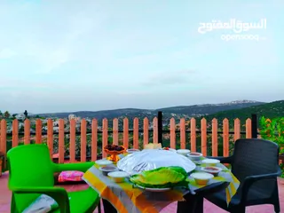  11 كوخ خشبي غرفتين نوم وصالون وحمام ومطبخ وثلاجه وشاشه ومكيف وغاز وساحه خارجيه مع اطلاله مميزه
