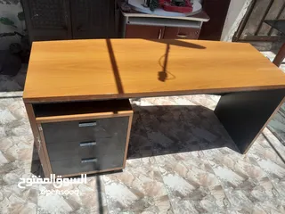  3 اثاث مكاتب للبيع طاولات وكراسي وبوفيه وباب بحالة الوكاله اسعار حرق