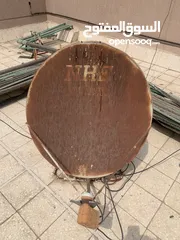  1 صحن رسفير شغالين ثنينهم الاول معاه جميع مستلزمات و الثاني بس هو شغال
