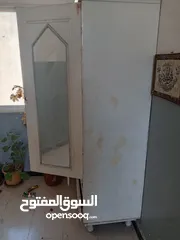  1 خزانه خشب بحاجة دهان للبيع