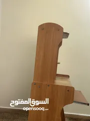  4 طاولة كمبيوتر ماليزي مستعملة بحالة جيدة، اماكن مخصصة لكل عنصر يمكن احتياجه للكمبيوتر.