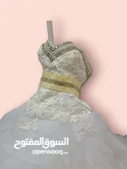  1 فستان عروس مع طرحة لبس مرة واحدة فقط في حالة الوكالة للبيع المستعجل فقط 10 دينار