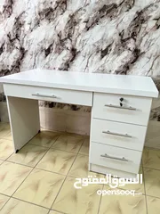  1 جهّز زاوية عملك براحة وأناقة! مكتب عملي أنيق كرسي دوّار مريح يدعم ظهرك لساعات العمل الطويلة،