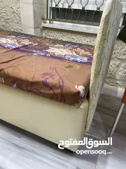  2 تخت خشب   جلد لون ذهبي.   بحاله ممتازه مستعمل اكمن مره فقط      للبيع مع الفرشه