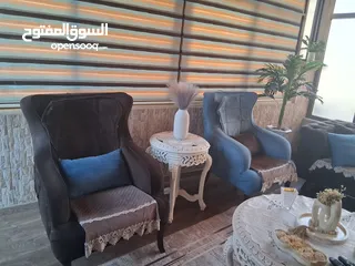  3 طقم كنبايات مميز مع طاولات فاخرة باللون البيج