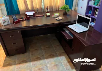  1 طاولة مكتب