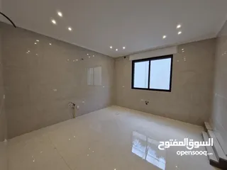  5 شقة طابق ارضي مميزة للبيع بمساحة 196 م بنظام شبه ڤيلا ،ثلاث مداخل مع ترسات واسعة وتشطيبات راقية .