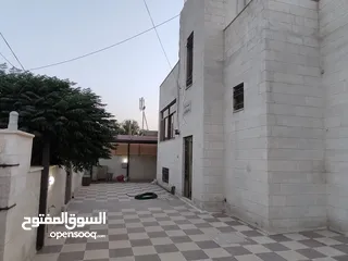  4 منزل مستقل ومطل للبيع واجهات حجر ومنطقة هادئة جداً وقريب من جميع الخدمات