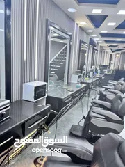  11 صالون رجالي فاخر  للبيع موقع مميز على الشارع الرىيسي