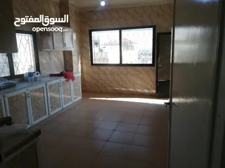  2 شقة  طابق ثالث للبيع في ضاحية الأمير حسن مساحة الشقة 136 متر مربع 3 غرف 2 حمام مطبخ صالون حرف L
