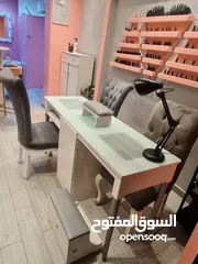  3 طربيزه تستخدم لعمل الضوافر بسطح زجاجي بمسند ايد ورجل وعدد3 كراسي