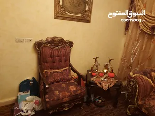  2 طقم كنب بحاله جيدا جدا  مع الطاولات