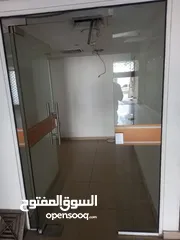  1 ‎ جميع قياسات زجاج سكريت مستعمل بحالة الجديد ‎ويوجد زجاج سكريت جديد وتفصيل ‎ويوجد ستانلس ستيل/