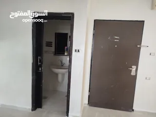  7 للايجار شقه مقابل المقاطعه في الارسال قرب جامعة القدس