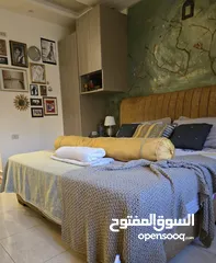  6 سرير king size 180x200. مع رأسية  منجد اقل نوعية قماش و فرشة تركية ممتازة و مستعملة 6 شهور.