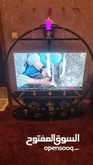  8 كورنر وطقم طاولات وسط مع طاولتين صغار مع البرادي والموكيت وطاولة الشاشة وخزانة احذية للبيع