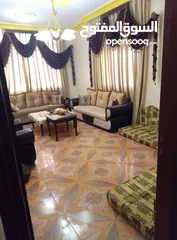  8 شقه للبيع .