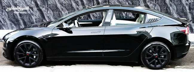  11 تيسلا 2023 model 3 فحص كامل اوتوسكور لون اسود ملوكي داخلي ابيض بحالة الوكالة بسعر لقطة ومحروووق