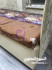  3 تخت خشب   جلد لون ذهبي.   بحاله ممتازه مستعمل اكمن مره فقط      للبيع مع الفرشه