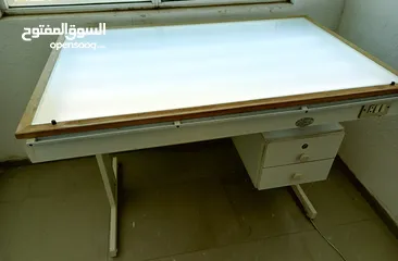  5 مرسم و طاولة شف (حجم كبير بقياس 130سم x 85 سم) لجميع الاغراض الهندسية.