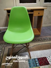  4 طاولة مكتب مع كرسي مميز بسعر مغري 30دينار
