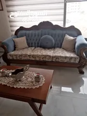  2 طقم كنب زان 7 مقاعد مع طاولة وسط و طاولتين جانبيات شبه جديد