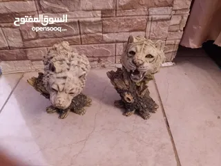  3 تماثيل أسود