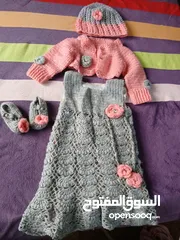  2 طقم كروشيه فاخر شغل يدوي 4 قطع: طاقية، جكيت قصير، فستان، كلكول.  لون سكني وزهري.