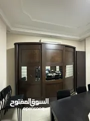  3 خزانة صناعة تركيا أبواب جرار مع زجاج في الوسط خشب ذو جودة عالية شكل الخزانة مقوس اي اكبر مساحة