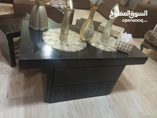  5 طاولات وسط 1 حجم كبير معها 4 سيرفيس 2 كبير و 2 صغير
