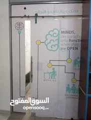  9 أثاث مكتبي وأدوات ومستلزمات للتدريب داتا شو ولوح ذكي، كراسي، طاولات، مكاتب ، نافورة، رفوف، حائط، باب