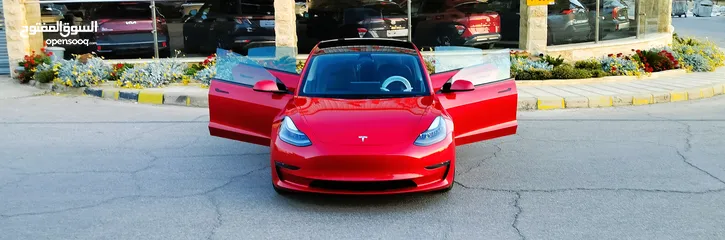  5 تيسلا 2023 model 3 فحص كامل 4 جــيــد ممشى قليل 18 الف بحالة الوكالة لون مميز بسعر لقطة ومحروووق