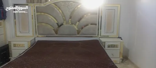  1 غرفة نوم مضيئه  لون ابيض مع ملحقات كما بالصور مستعملة.......