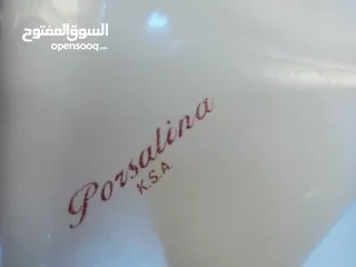  2 مغاسل حمام لون ابيض بحالة ممتازة و بسعر مميز الواحدة فقط بعشرة دنانير