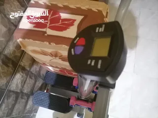  1 جهاز رياضة للمشي استعمال خفيف جداً وبحالة الجديد ويوجد معه ادوات رفع أثقال كما هو موضح في الصورة
