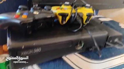  2 اكس بوكس 360 يد عدد 2 واحدة من اليدات فيها مشكله بجير عليها 91 لعبه