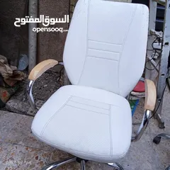  3 كراسي 4ابيض نضيف معه طاوله كبيره للبيع