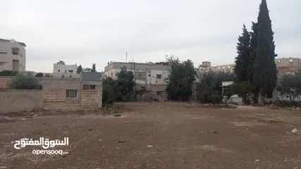  1 مبنى مكون من طابقين على قطعة ارض