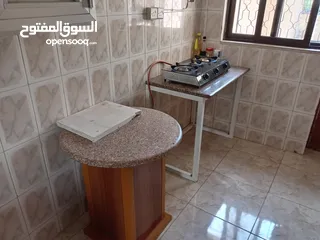  4 مطبخ المنيوم قديم و لكن بحالة جيده للبيع